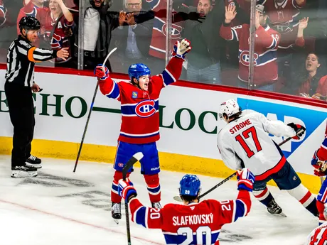 Juraj Slafkovský sa teší so spoluhráčmi v 3. zápase 1. kola play-off NHL: Montreal Canadiens - Washington Capitals.