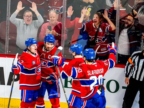 Juraj Slafkovský sa teší so spoluhráčmi v 3. zápase 1. kola play-off NHL: Montreal Canadiens - Washington Capitals.