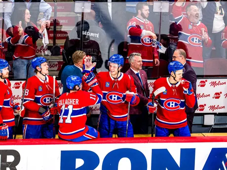 Juraj Slafkovský (druhý sprava) na striedačke v 3. zápase 1. kola play-off NHL: Montreal Canadiens - Washington Capitals.