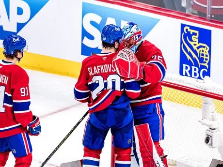 Juraj Slafkovský oslavuje výhru s brankárom po 3. zápase 1. kola play-off NHL: Montreal Canadiens - Washington Capitals.