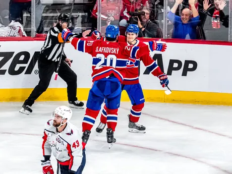 Juraj Slafkovský oslavuje gól vo 4. zápase 1. kola play-off NHL: Montreal Canadiens - Washington Capitals.