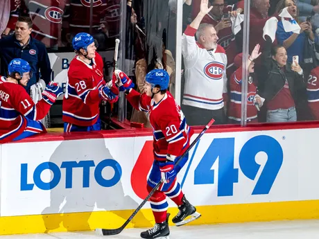 Juraj Slafkovský oslavuje gól vo 4. zápase 1. kola play-off NHL: Montreal Canadiens - Washington Capitals.