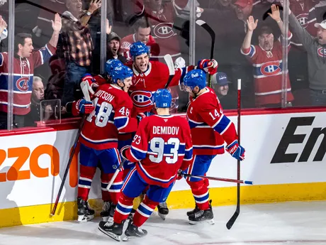 Hokejisti Montrealu oslavujú gól vo 4. zápase 1. kola play-off NHL: Montreal Canadiens - Washington Capitals.