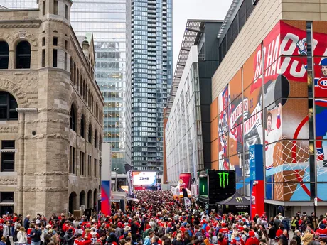 Fanúšikovia Montrealu pred 3. zápasom 1. kola play-off NHL: Montreal Canadiens - Washington Capitals.