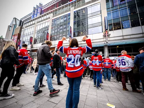 Fanúšikovia Montrealu pred 3. zápasom 1. kola play-off NHL: Montreal Canadiens - Washington Capitals.
