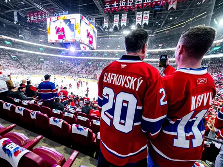 Fanúšikovia Montrealu v 3. zápase 1. kola play-off NHL: Montreal Canadiens - Washington Capitals.