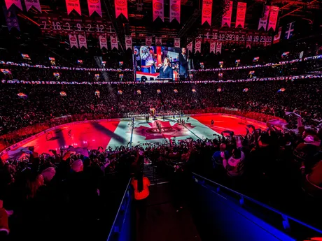 Štadión v Montreale pred 3. zápasom 1. kola play-off NHL: Montreal Canadiens - Washington Capitals.