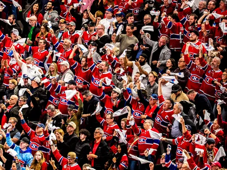 Fanúšikovia Montrealu v 3. zápase 1. kola play-off NHL: Montreal Canadiens - Washington Capitals.