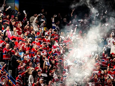 Fanúšikovia Montrealu v 3. zápase 1. kola play-off NHL: Montreal Canadiens - Washington Capitals.