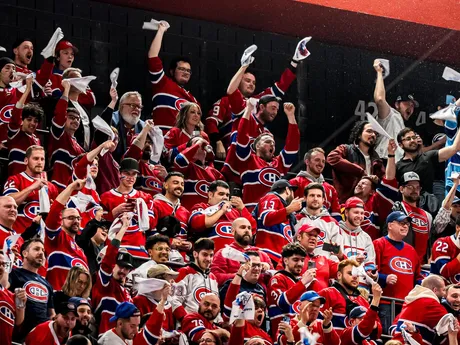 Fanúšikovia Montrealu v 3. zápase 1. kola play-off NHL: Montreal Canadiens - Washington Capitals.