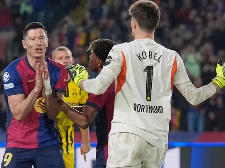 Robert Lewandowski (vľavo) a brankár Gregor Kobel v zápase FC Barcelona - Borussia Dortmund v 1. štvrťfinále Ligy majstrov.