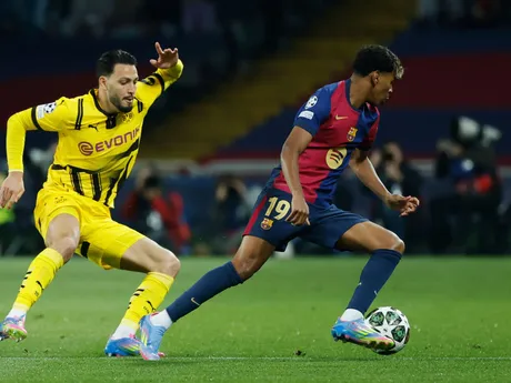 Ramy Bensebaini a Lamine Yamal (vpravo) v zápase FC Barcelona - Borussia Dortmund v 1. štvrťfinále Ligy majstrov.