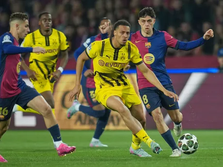 Felix Nmecha, Pedri a Fermín López v zápase FC Barcelona - Borussia Dortmund v 1. štvrťfinále Ligy majstrov.