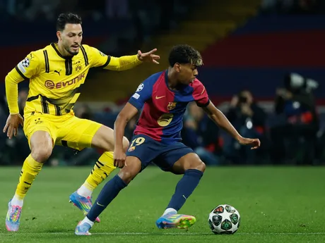 Ramy Bensebaini (vľavo) a Lamine Yamal v zápase FC Barcelona - Borussia Dortmund v 1. štvrťfinále Ligy majstrov.
