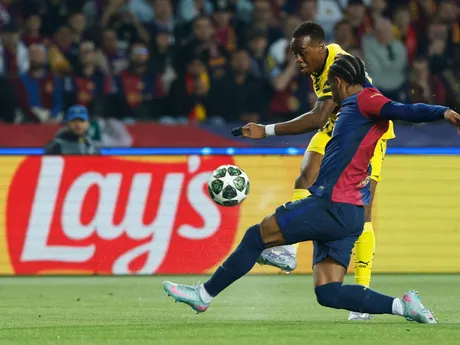 Alejandro Balde (vpravo) a Jamie Bynoe-Gittens v zápase FC Barcelona - Borussia Dortmund v 1. štvrťfinále Ligy majstrov.