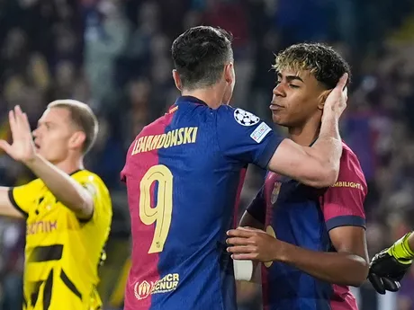 Robert Lewandowski (vľavo) a Lamine Yamal v zápase FC Barcelona - Borussia Dortmund v 1. štvrťfinále Ligy majstrov.
