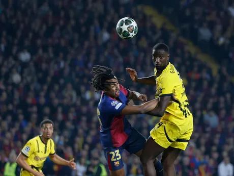 Serhou Guirassy (vpravo) Jules Koundé v zápase FC Barcelona - Borussia Dortmund v 1. štvrťfinále Ligy majstrov.