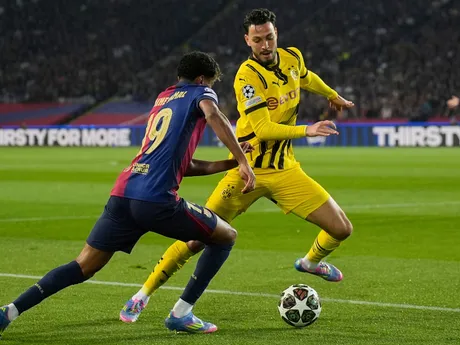 Lamine Yamal (vľavo) a Ramy Bensebaini v zápase FC Barcelona - Borussia Dortmund v 1. štvrťfinále Ligy majstrov.