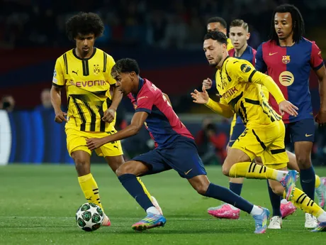 Lamine Yamal a Ramy Bensebaini v zápase FC Barcelona - Borussia Dortmund v 1. štvrťfinále Ligy majstrov.