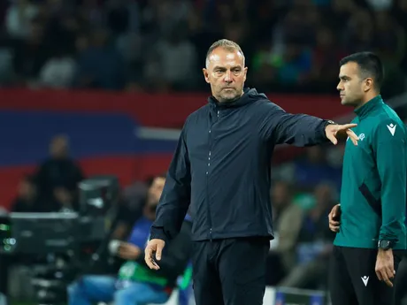 Tréner Hansi Flick počas zápasu FC Barcelona - Borussia Dortmund v 1. štvrťfinále Ligy majstrov.