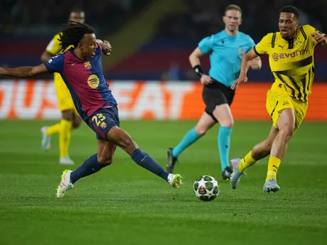 Jules Koundé (vľavo) a Felix Nmecha v zápase FC Barcelona - Borussia Dortmund v 1. štvrťfinále Ligy majstrov.