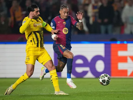 Raphinha (vpravo) a Emre Can v zápase FC Barcelona - Borussia Dortmund v 1. štvrťfinále Ligy majstrov.