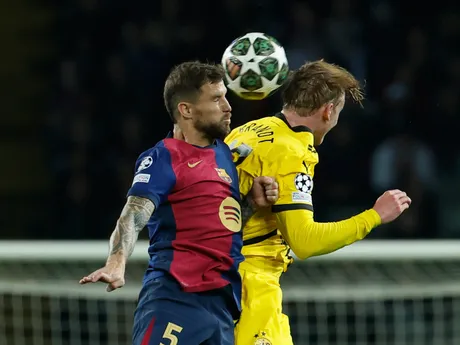 Iňigo Martínez (vľavo) a Julian Brandt v zápase FC Barcelona - Borussia Dortmund v 1. štvrťfinále Ligy majstrov.