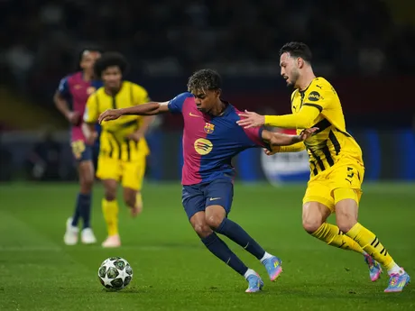 Lamine Yamal a Ramy Bensebaini v zápase FC Barcelona - Borussia Dortmund v 1. štvrťfinále Ligy majstrov.