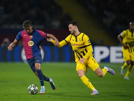 Lamine Yamal (vľavo) v zápase FC Barcelona - Borussia Dortmund v 1. štvrťfinále Ligy majstrov.