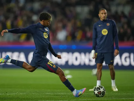 Lamine Yamal (vľavo) a Raphinha v zápase FC Barcelona - Borussia Dortmund v 1. štvrťfinále Ligy majstrov.