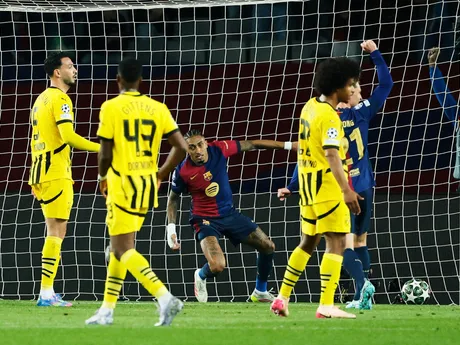 Raphinha sa teší po strelenom góle v zápase FC Barcelona - Borussia Dortmund v 1. štvrťfinále Ligy majstrov.