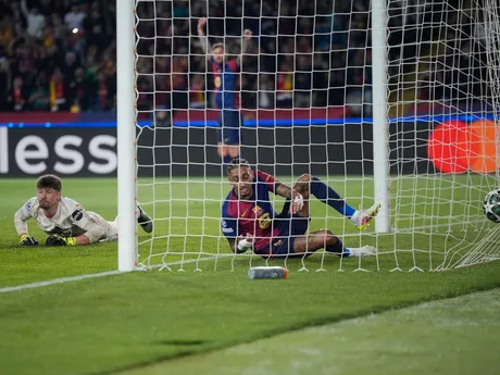 Gregor Kobel sleduje, ako Raphinha strieľa gól v zápase FC Barcelona - Borussia Dortmund v 1. štvrťfinále Ligy majstrov.