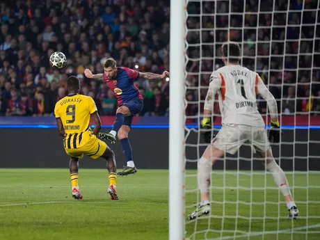 Iňigo Martínez, Serhou Guirassy a brankár Gregor Kobel v zápase FC Barcelona - Borussia Dortmund v 1. štvrťfinále Ligy majstrov.