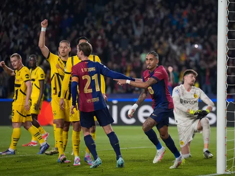 Raphinha sa teší po strelenom góle v zápase FC Barcelona - Borussia Dortmund v 1. štvrťfinále Ligy majstrov.