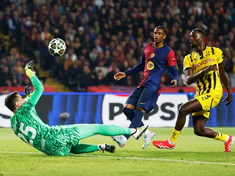 Brankár Wojciech Szczesny a Serhou Guirassy v zápase FC Barcelona - Borussia Dortmund v 1. štvrťfinále Ligy majstrov.