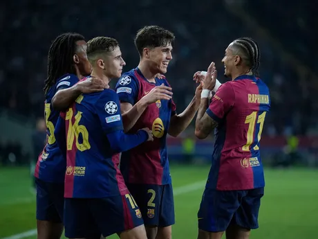 Raphinha (vpravo) sa so spoluhráčmi teší po strelenom góle v zápase FC Barcelona - Borussia Dortmund v 1. štvrťfinále Ligy majstrov.