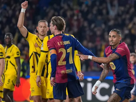 Raphinha (vpravo) a Frenkie de Jong v zápase FC Barcelona - Borussia Dortmund v 1. štvrťfinále Ligy majstrov.