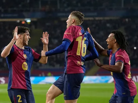 Pau Cubarsí, Fermín López, a Jules Koundé sa tešia po strelenom góle v zápase FC Barcelona - Borussia Dortmund v 1. štvrťfinále Ligy majstrov.