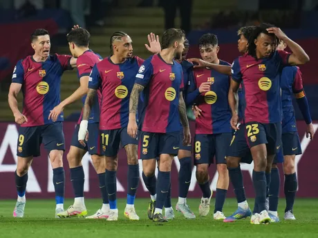 Robert Lewandowski sa so spoluhráčmi teší po strelenom góle v zápase FC Barcelona - Borussia Dortmund v 1. štvrťfinále Ligy majstrov.