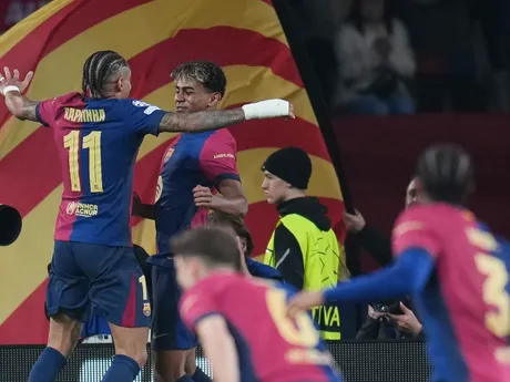 Lamine Yamal (vpravo) a Raphinha sa tešia po strelenom góle v zápase FC Barcelona - Borussia Dortmund v 1. štvrťfinále Ligy majstrov.