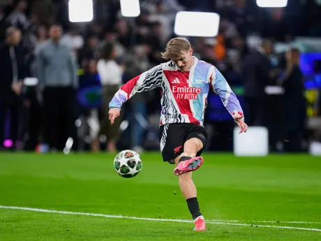 Martin Odegaard počas rozcvičky pred odvetným zápasom štvrťfinále Ligy majstrov: Real Madrid - Arsenal FC.