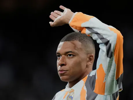 Kylian Mbappé počas rozcvičky pred odvetným zápasom štvrťfinále Ligy majstrov: Real Madrid - Arsenal FC.