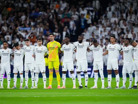 Futbalisti Realu počas minúty ticha pred odvetným zápasom štvrťfinále Ligy majstrov: Real Madrid - Arsenal FC.