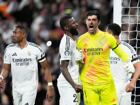 Brankár Realu Thibaut Courtois oslavuje chytený pokutový kop v odvetnom zápase štvrťfinále Ligy majstrov: Real Madrid - Arsenal FC.