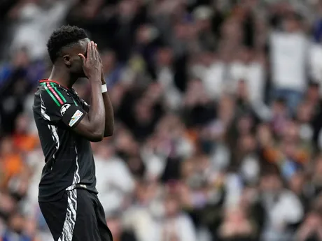 Bukayo Saka reaguje po nepremenenom pokutovom kope v odvetnom zápase štvrťfinále Ligy majstrov: Real Madrid - Arsenal FC.