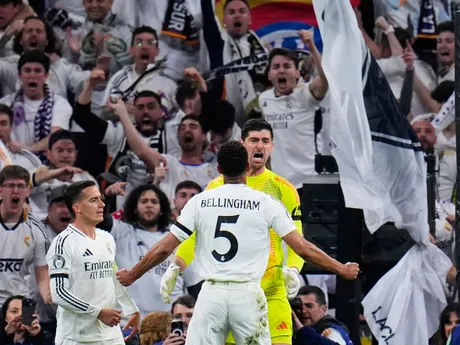 Brankár Realu Thibaut Courtois oslavuje chytený pokutový kop v odvetnom zápase štvrťfinále Ligy majstrov: Real Madrid - Arsenal FC.