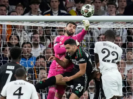 Brankár Arsenalu David Raya v odvetnom zápase štvrťfinále Ligy majstrov: Real Madrid - Arsenal FC.