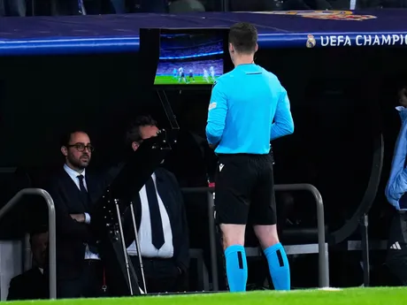 Rozhodca Francois Letexier skúma penaltovú situáciu v odvetnom zápase štvrťfinále Ligy majstrov: Real Madrid - Arsenal FC.