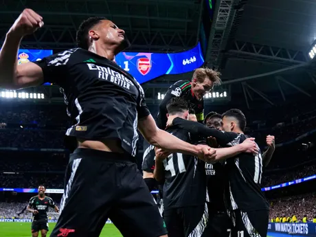 Futbalisti Arsenalu oslavujú gól v odvetnom zápase štvrťfinále Ligy majstrov: Real Madrid - Arsenal FC.