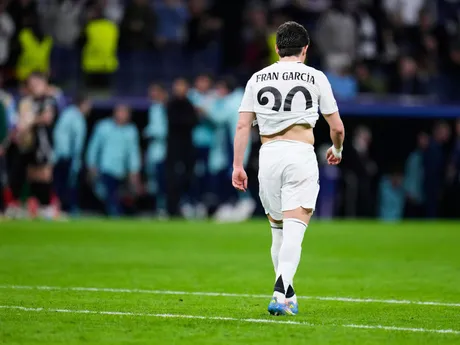 Sklamaný Fran Garcia po odvetnom zápase štvrťfinále Ligy majstrov: Real Madrid - Arsenal FC.